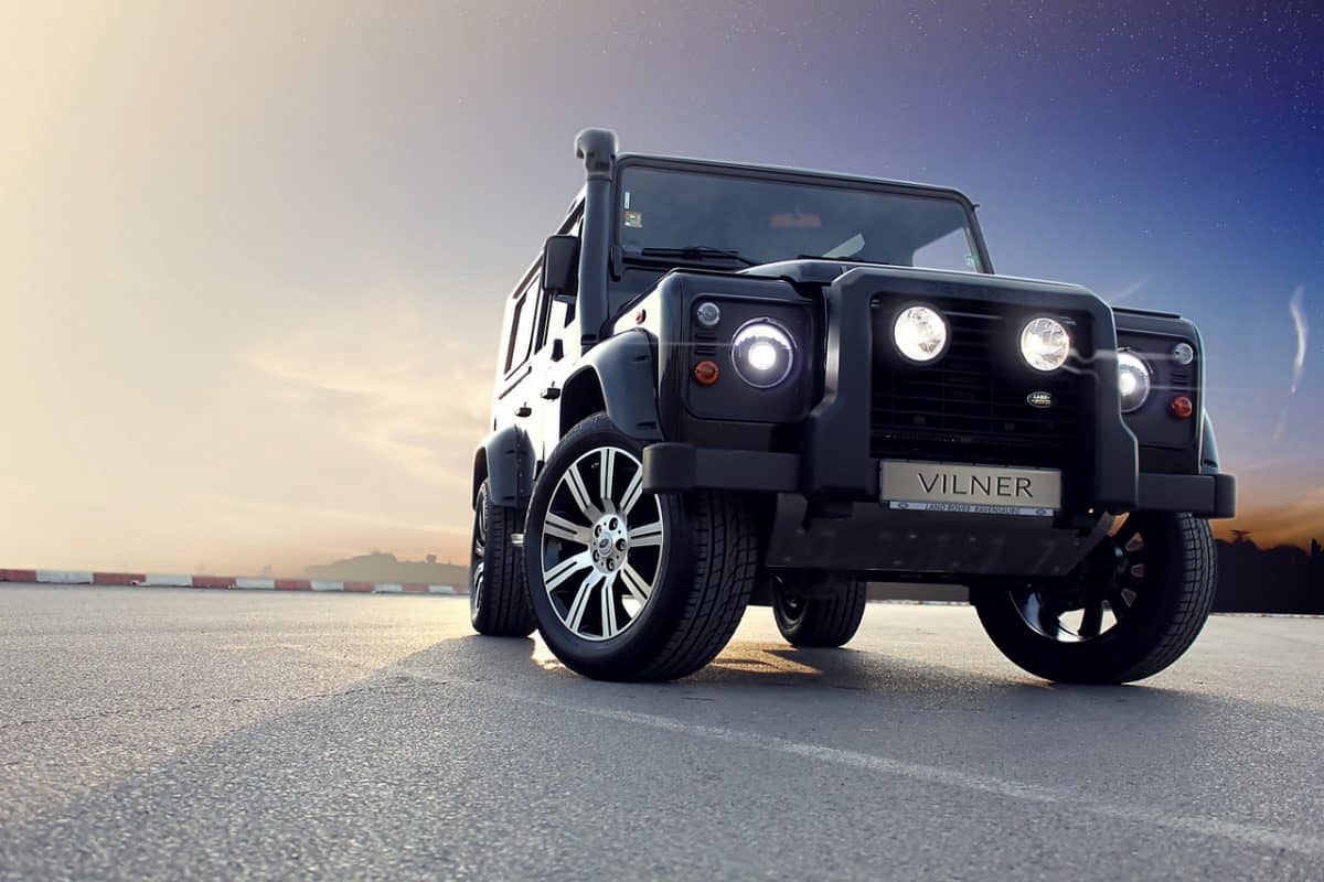 Land Rover Defender goes under the “Vilner” knife